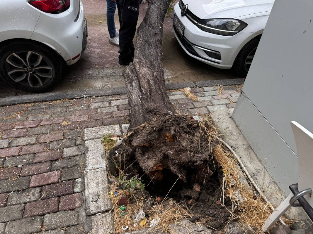 İstanbul'da sağanak hayatı felç etti! Araçlar sular altında kaldı 32